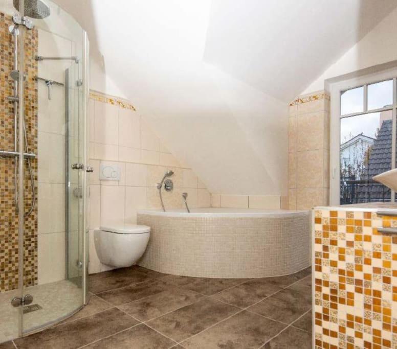 Phantastisches Haus Mit Pool Direkt In Muenchen Munique Exterior foto